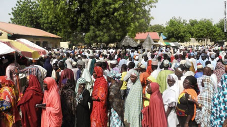 Người dân Nigeria xếp hàng để vào các điểm bầu cử.